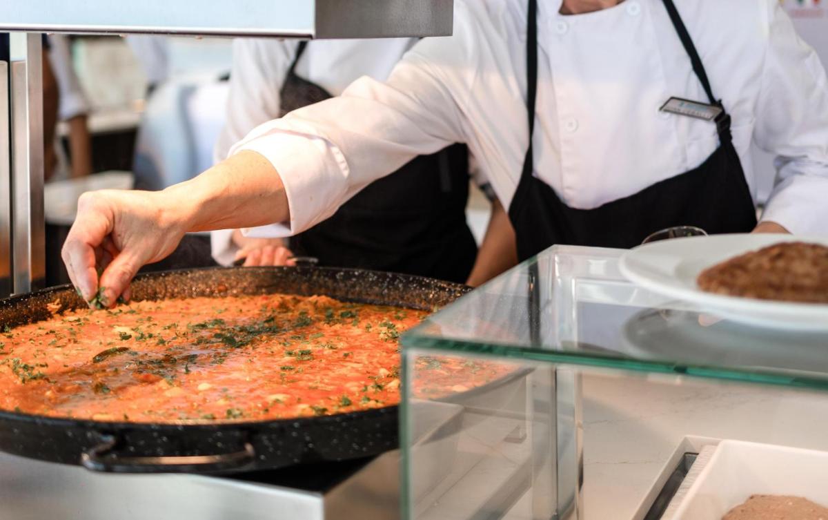 Comida en o cerca de este hotel