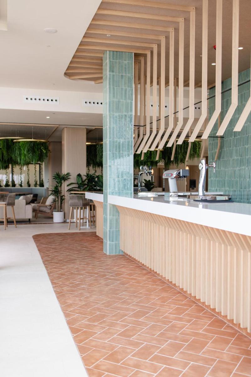 Un restaurante o sitio para comer en Servatur Puerto Azul