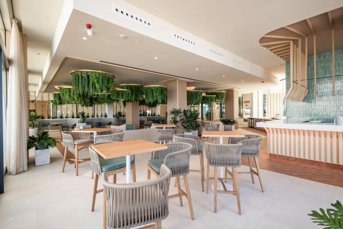 Un restaurante o sitio para comer en Servatur Puerto Azul