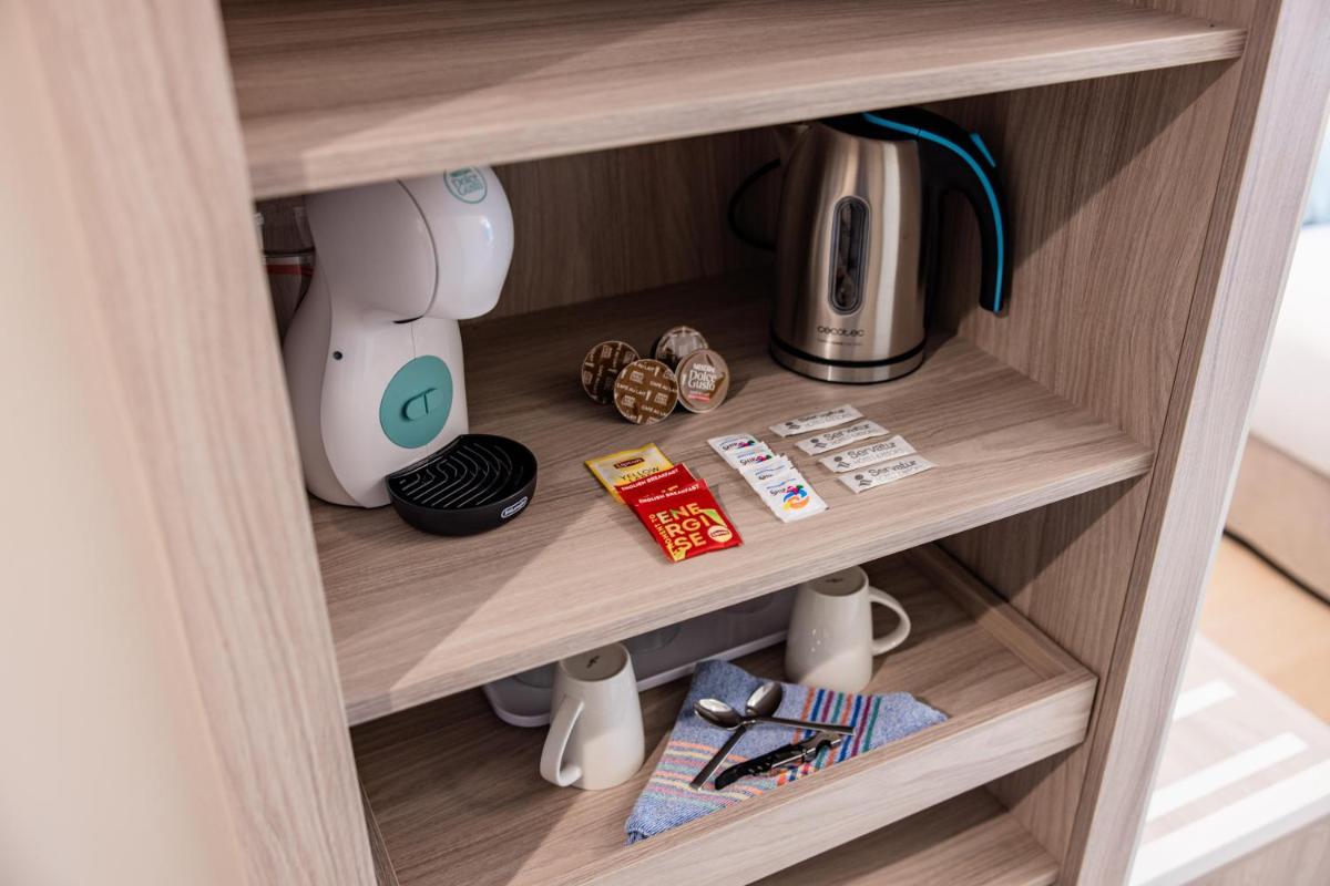 Utensilios para hacer té y café en Servatur Puerto Azul