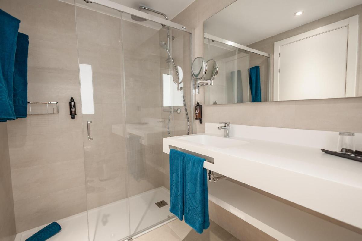 Un baño de Servatur Puerto Azul