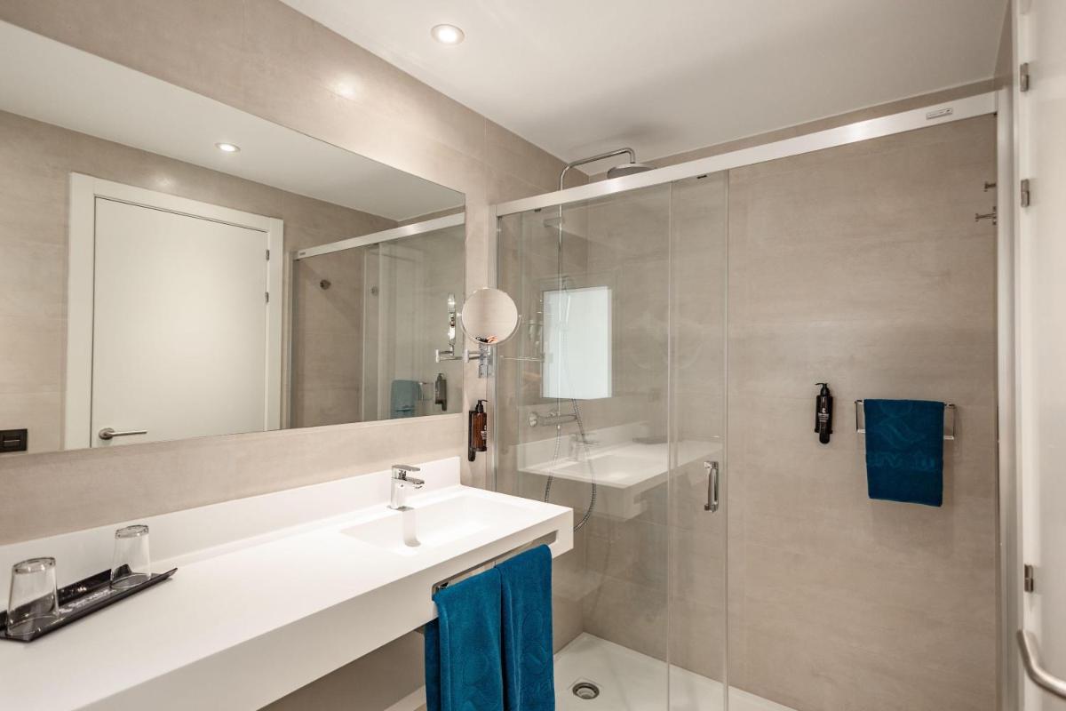 Un baño de Servatur Puerto Azul