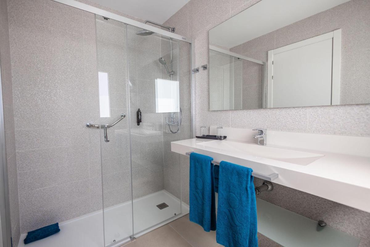 Un baño de Servatur Puerto Azul