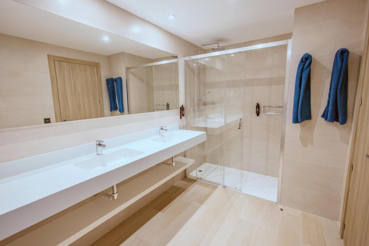 Un baño de Servatur Puerto Azul