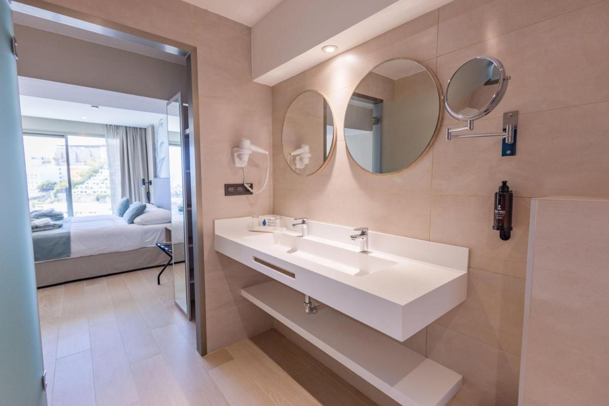 Un baño de Servatur Puerto Azul