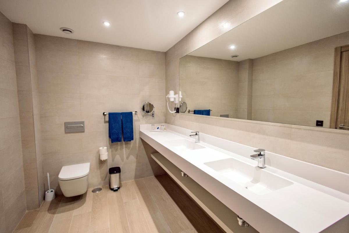 Un baño de Servatur Puerto Azul