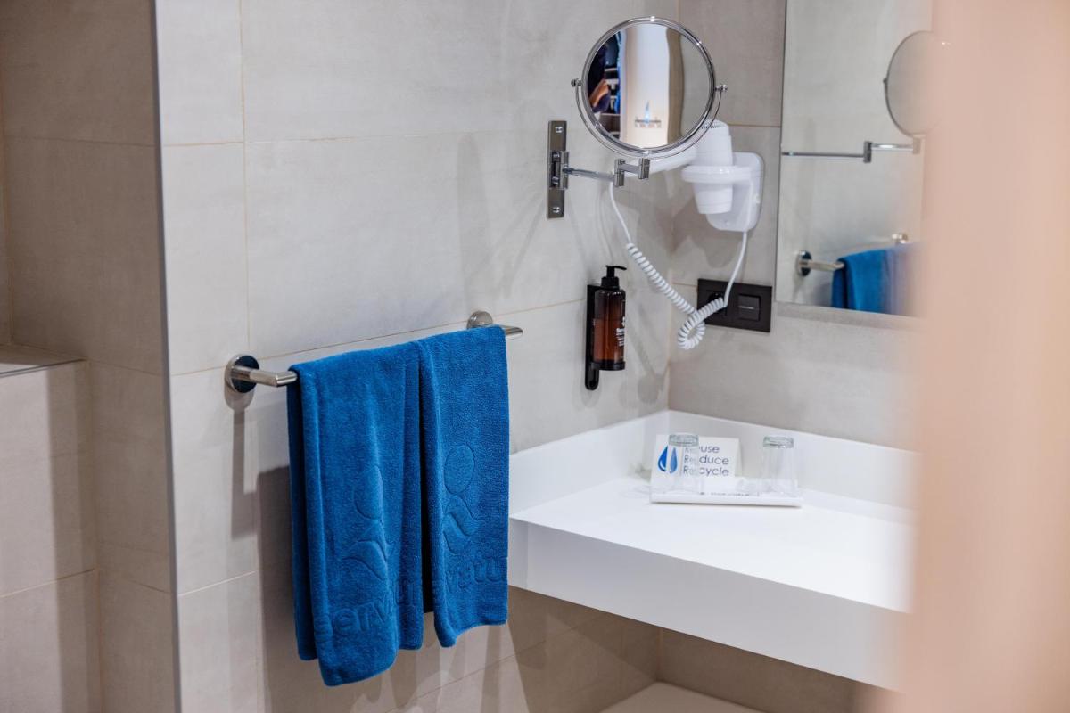 Un baño de Servatur Puerto Azul