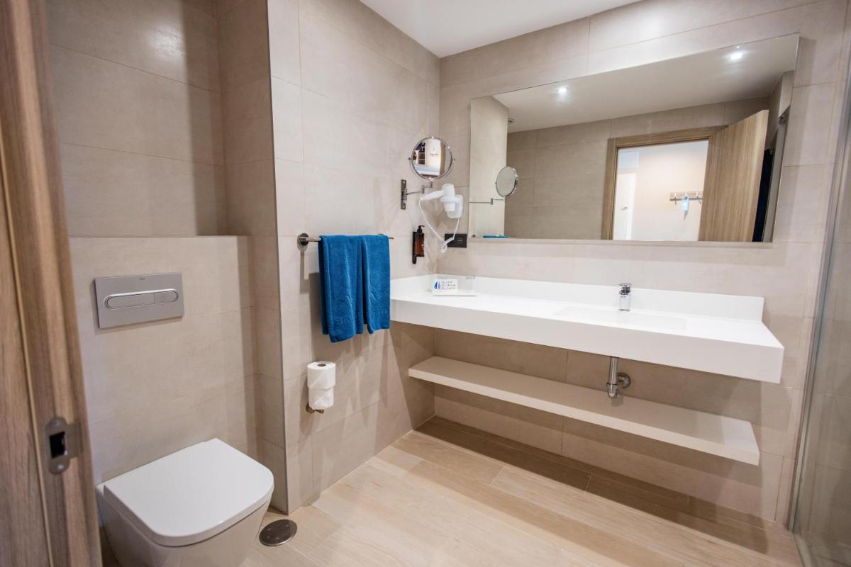 Un baño de Servatur Puerto Azul