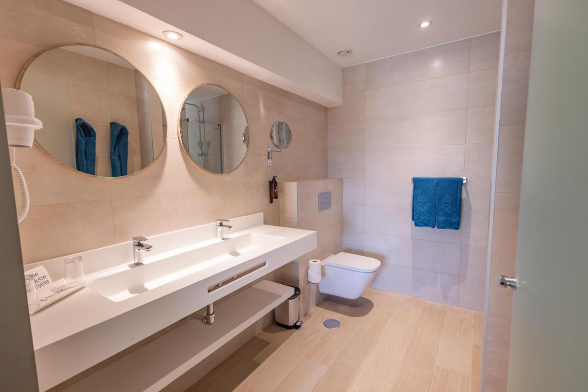 Un baño de Servatur Puerto Azul
