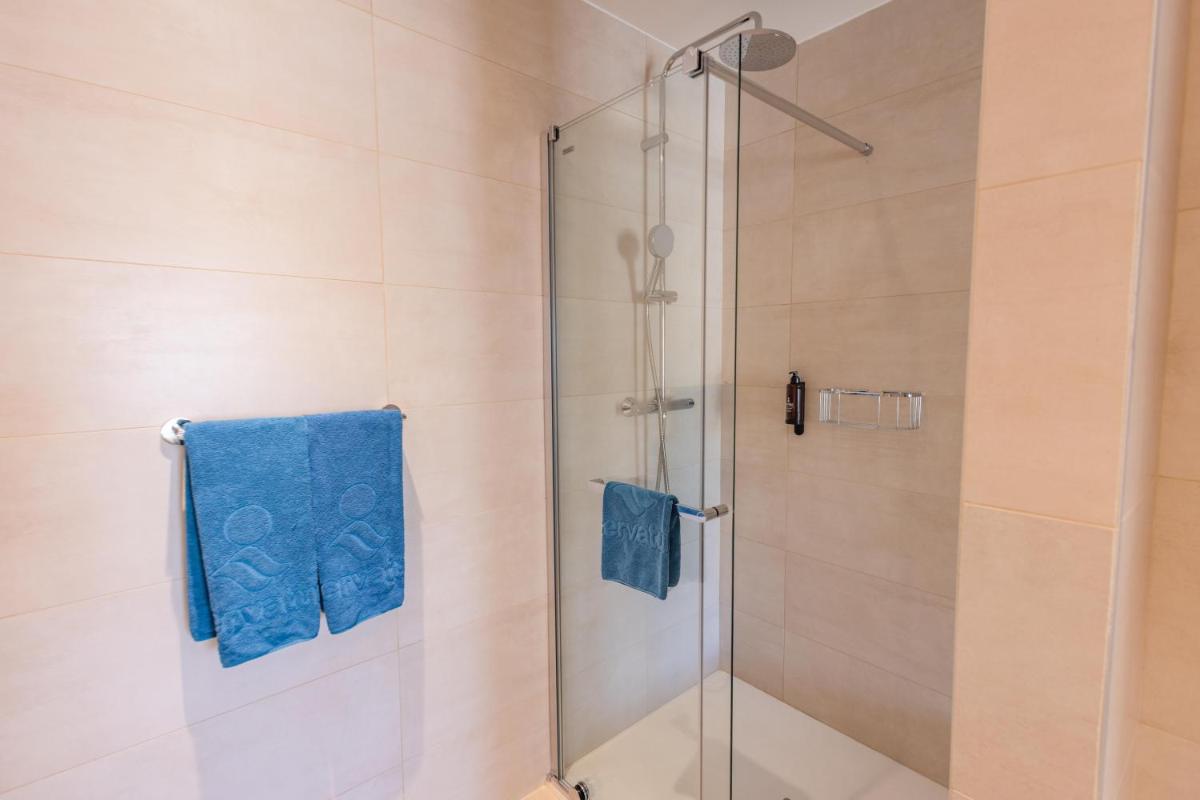 Un baño de Servatur Puerto Azul