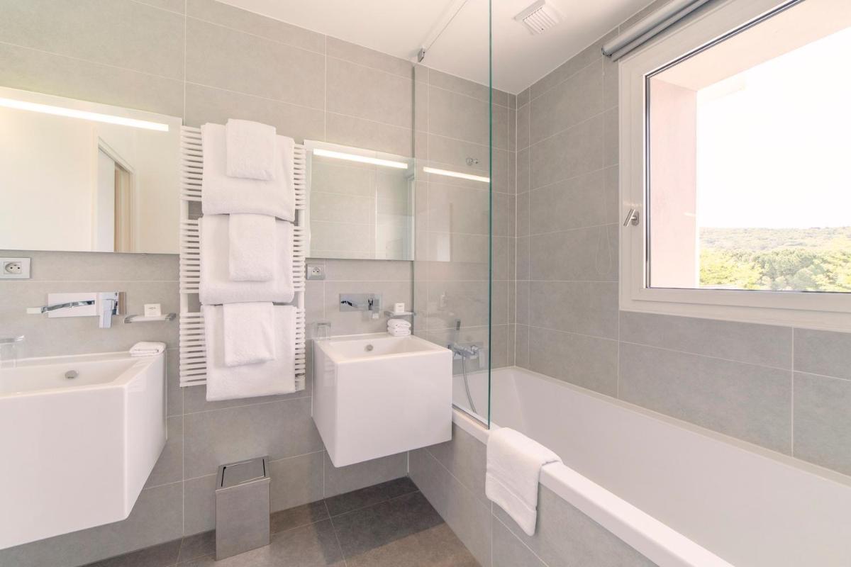 Salle de bains dans l'établissement Kube Saint-Tropez