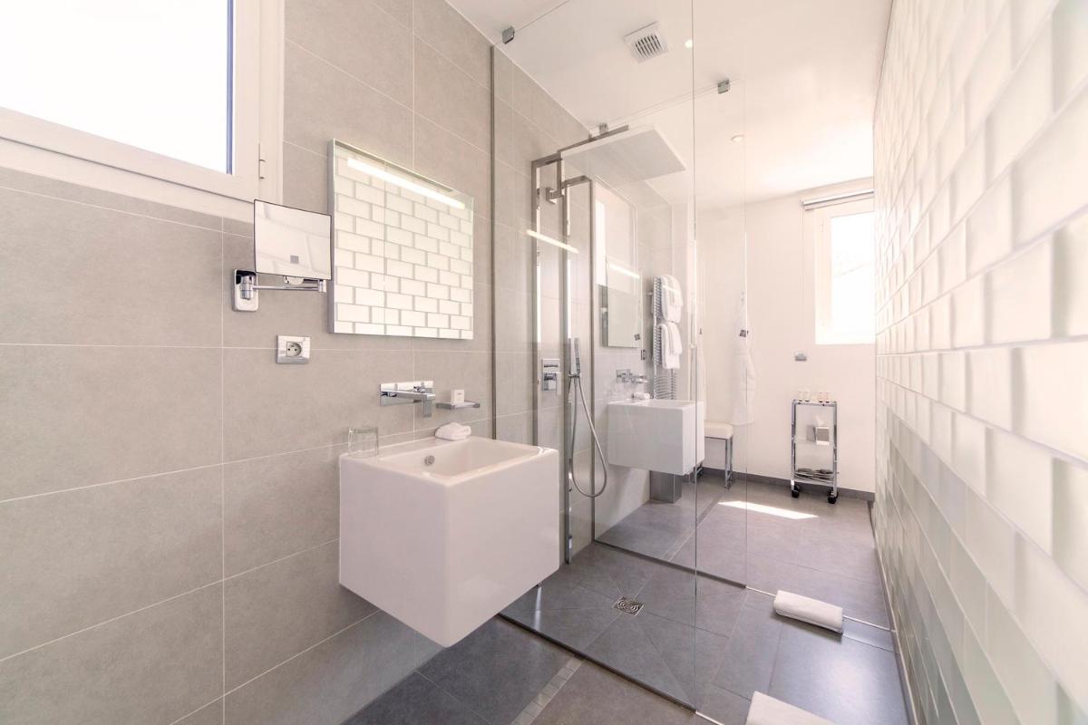Salle de bains dans l'établissement Kube Saint-Tropez
