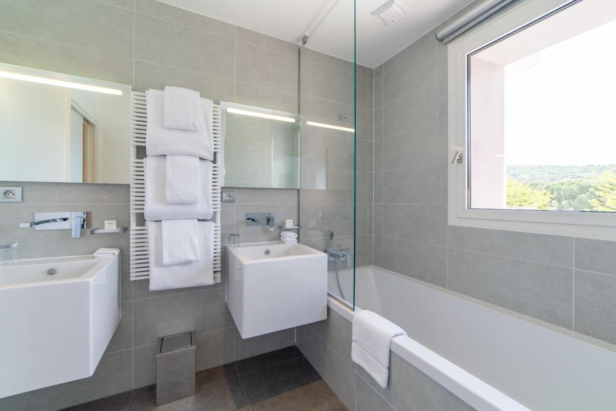 Salle de bains dans l'établissement Kube Saint-Tropez