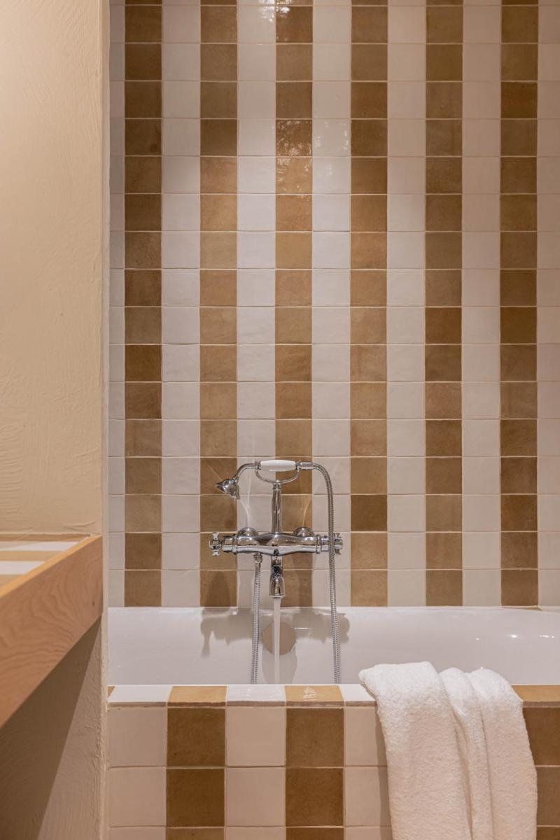 une baignoire avec un robinet dans une salle de bain dans l'établissement Hôtel Maison Chiberta, à Anglet