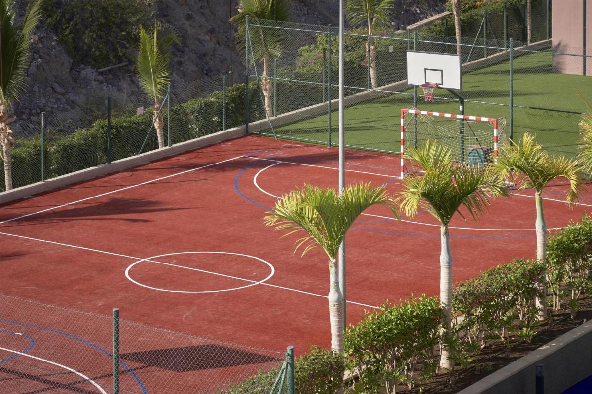 Instalaciones para jugar a tenis o squash en Radisson Blu Resort & Spa, Gran Canaria Mogan o alrededores