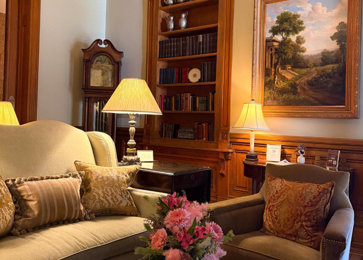 Wentworth Mansion - Housity
