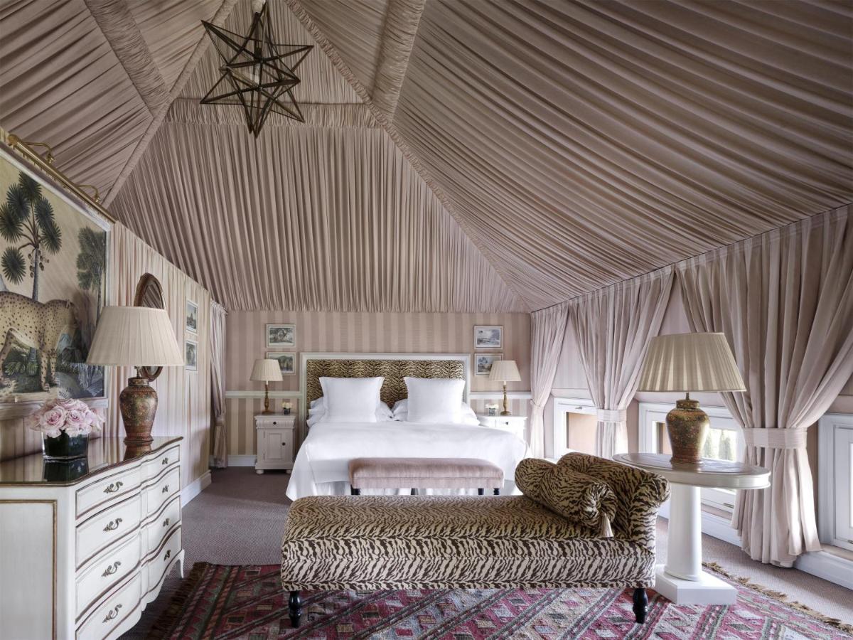 Cama o camas de una habitación en Anantara Villa Padierna Palace Benahavís Marbella Resort - A Leading Hotel of the World