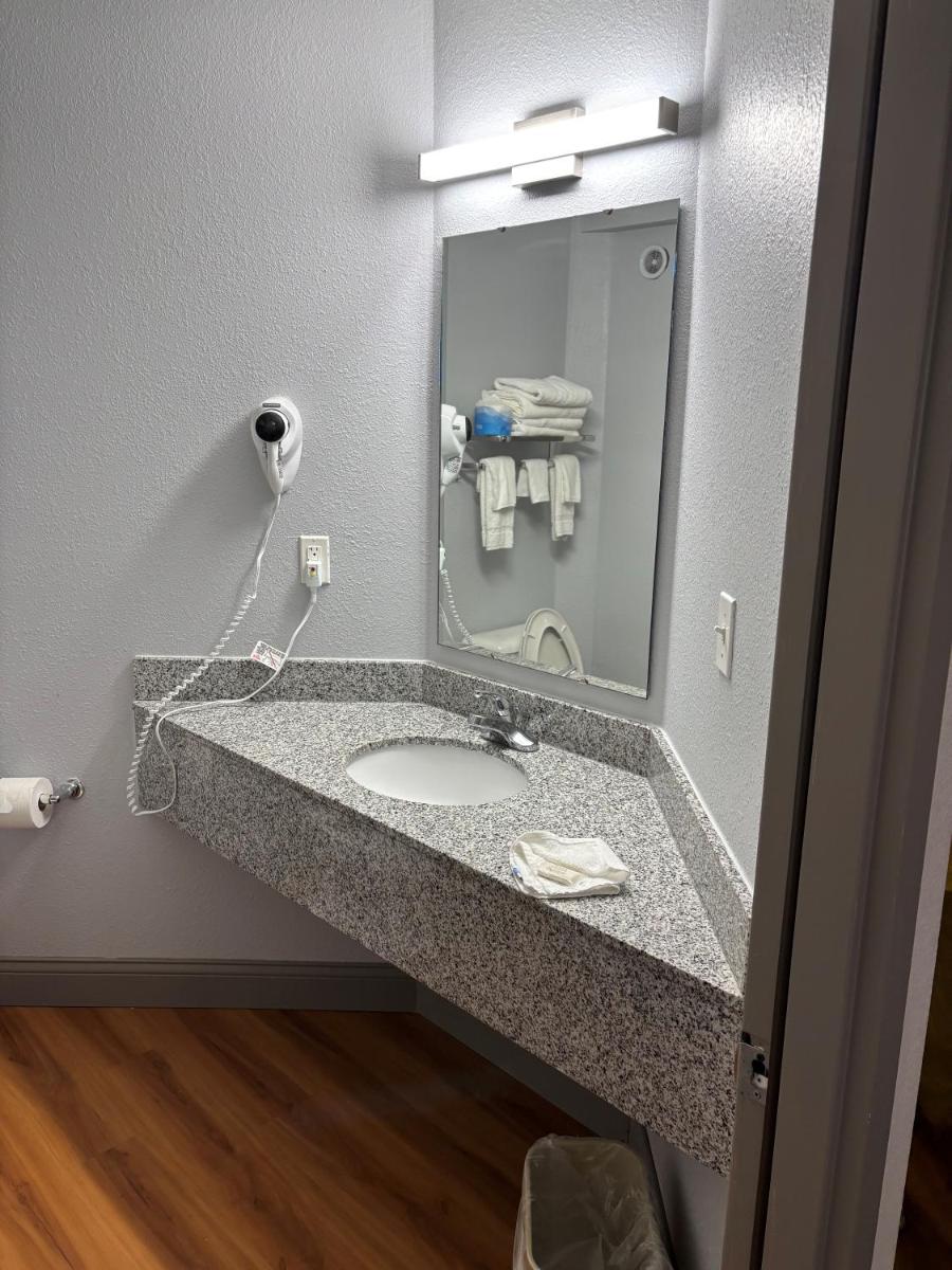 Baymont by Wyndham Kingdom City - Housity