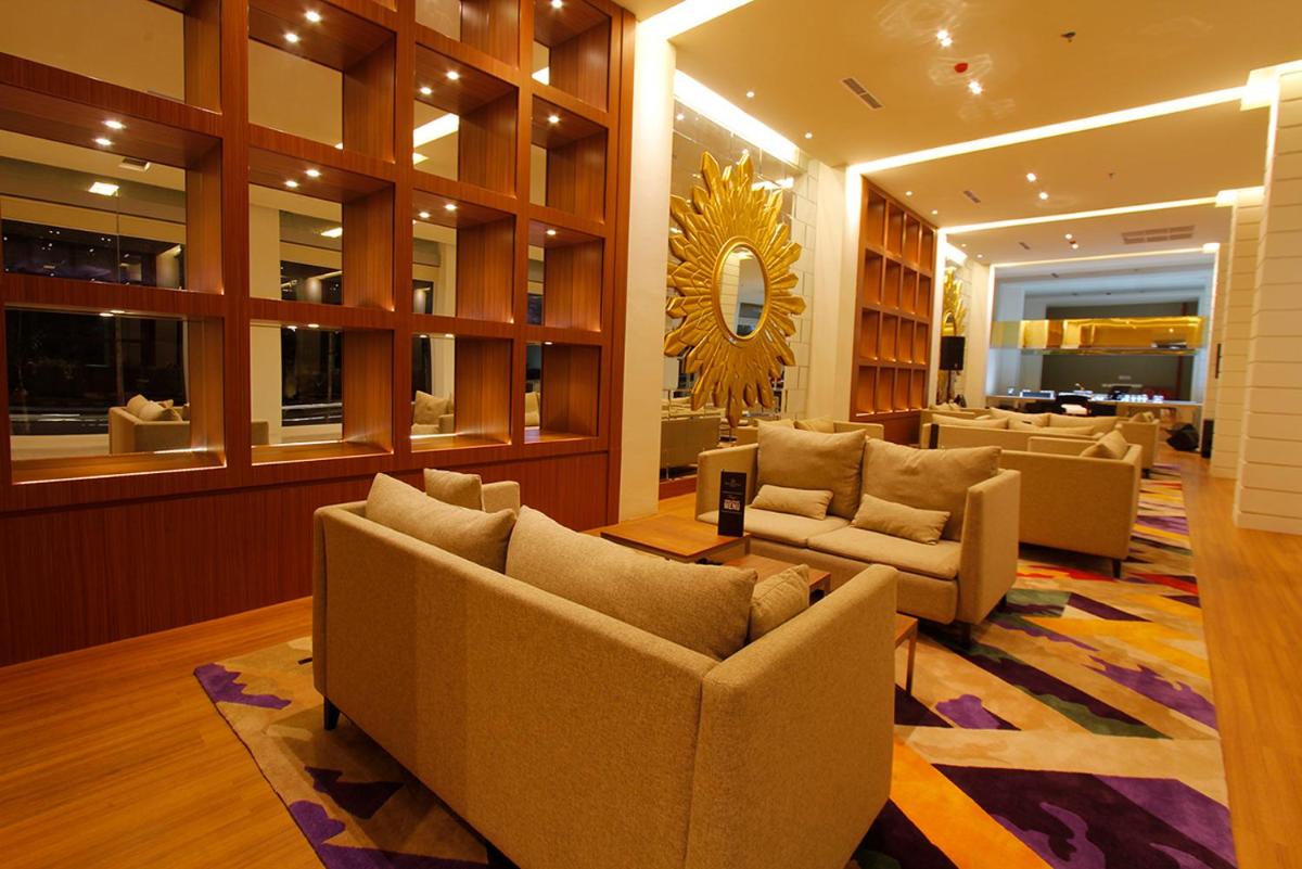 Royal Asnof Hotel Pekanbaru - Housity