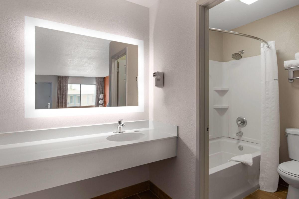 Howard Johnson by Wyndham Modesto Ceres - Housity