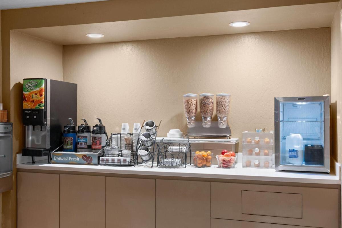 Howard Johnson by Wyndham Modesto Ceres - Housity