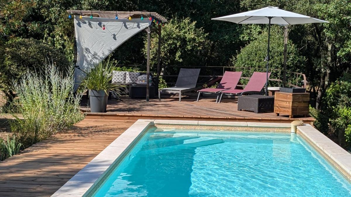 Roulotte romantique avec piscine en Cévennes - Hizvo