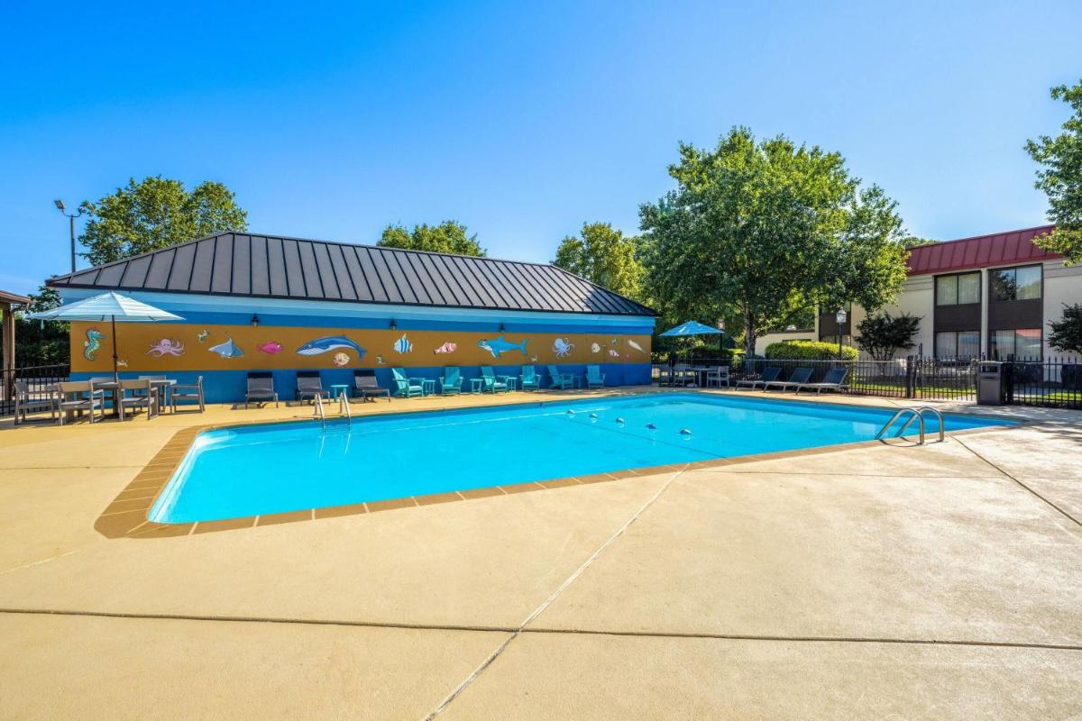 Village Inn Clemmons-Winston Salem, Trademark by Wyndham - Housity