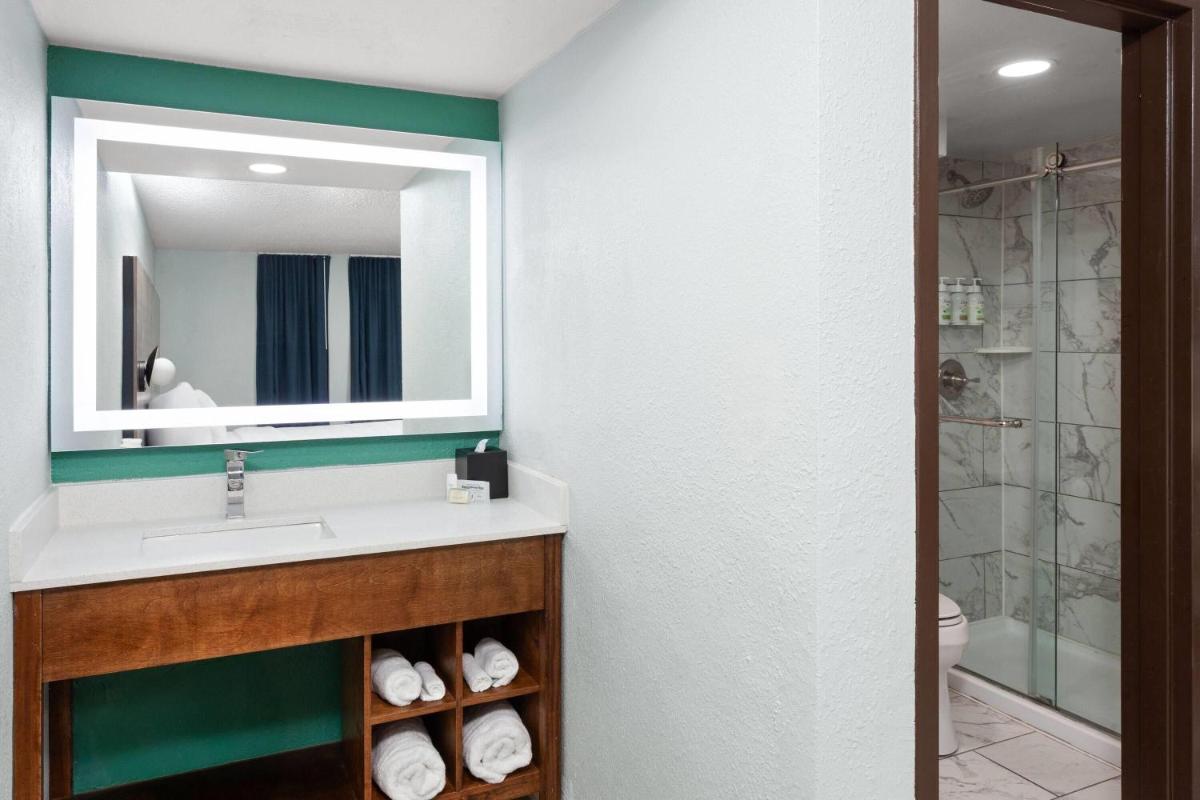 Wingate by Wyndham Sheboygan - Housity