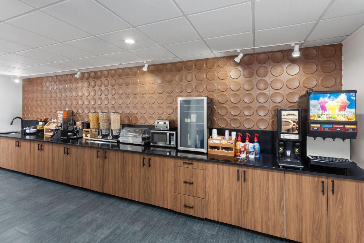 Wingate by Wyndham Sheboygan - Housity