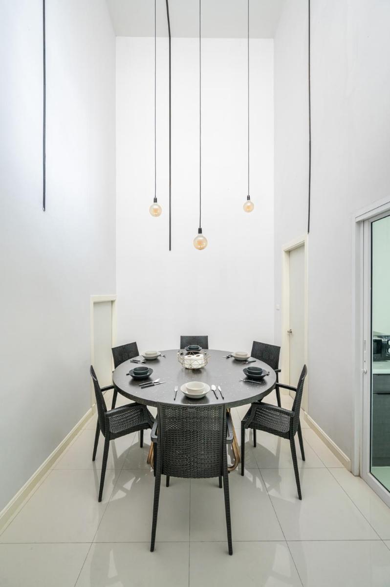 MIQ 808 Designer Townhouse Asok BTS - Entire 3 Bedroom with Pool - Sleeps 16 Guests - Hizvo