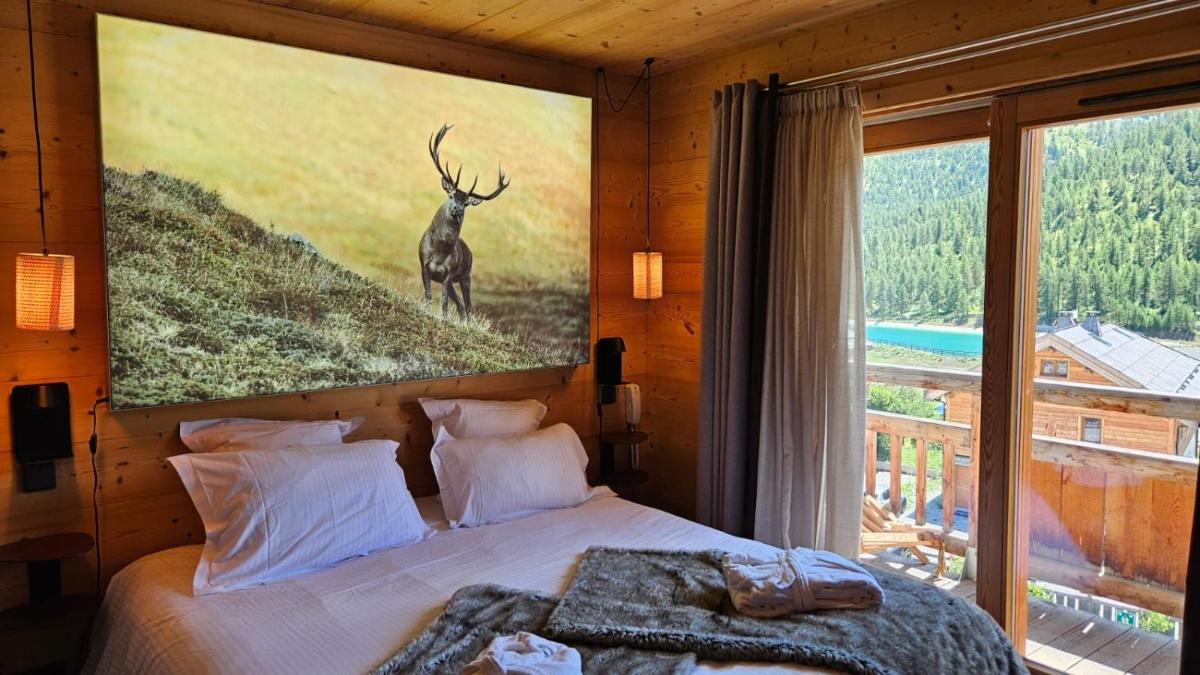 Un ou plusieurs lits dans un hébergement de l'établissement Le Chalet Blanc Hôtel & Spa