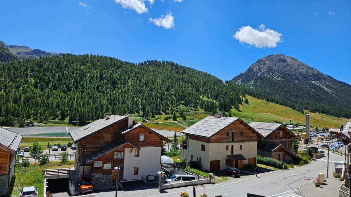 Vue générale sur la montagne ou vue sur la montagne depuis l'hôtel