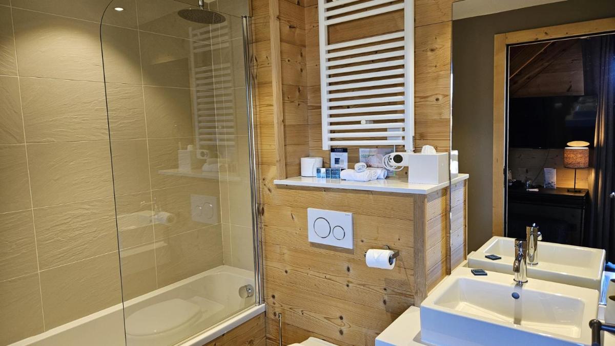 Salle de bains dans l'établissement Le Chalet Blanc Hôtel & Spa