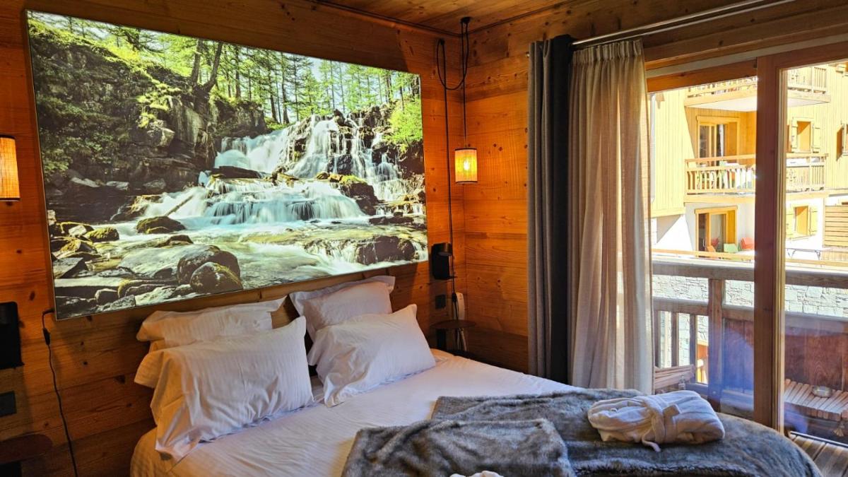 Un ou plusieurs lits dans un hébergement de l'établissement Le Chalet Blanc Hôtel & Spa