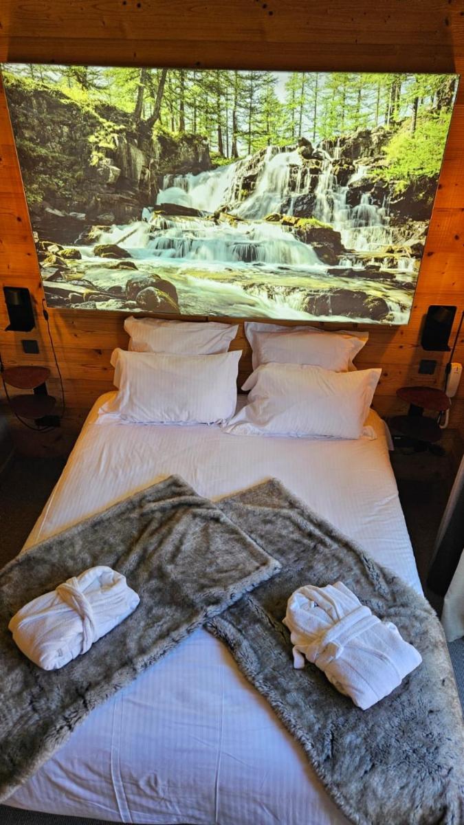 Un ou plusieurs lits dans un hébergement de l'établissement Le Chalet Blanc Hôtel & Spa