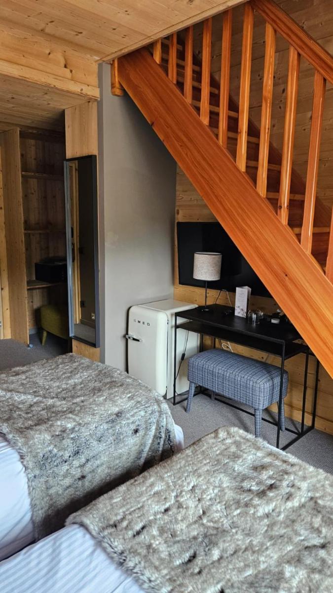 Coin salon dans l'établissement Le Chalet Blanc Hôtel & Spa