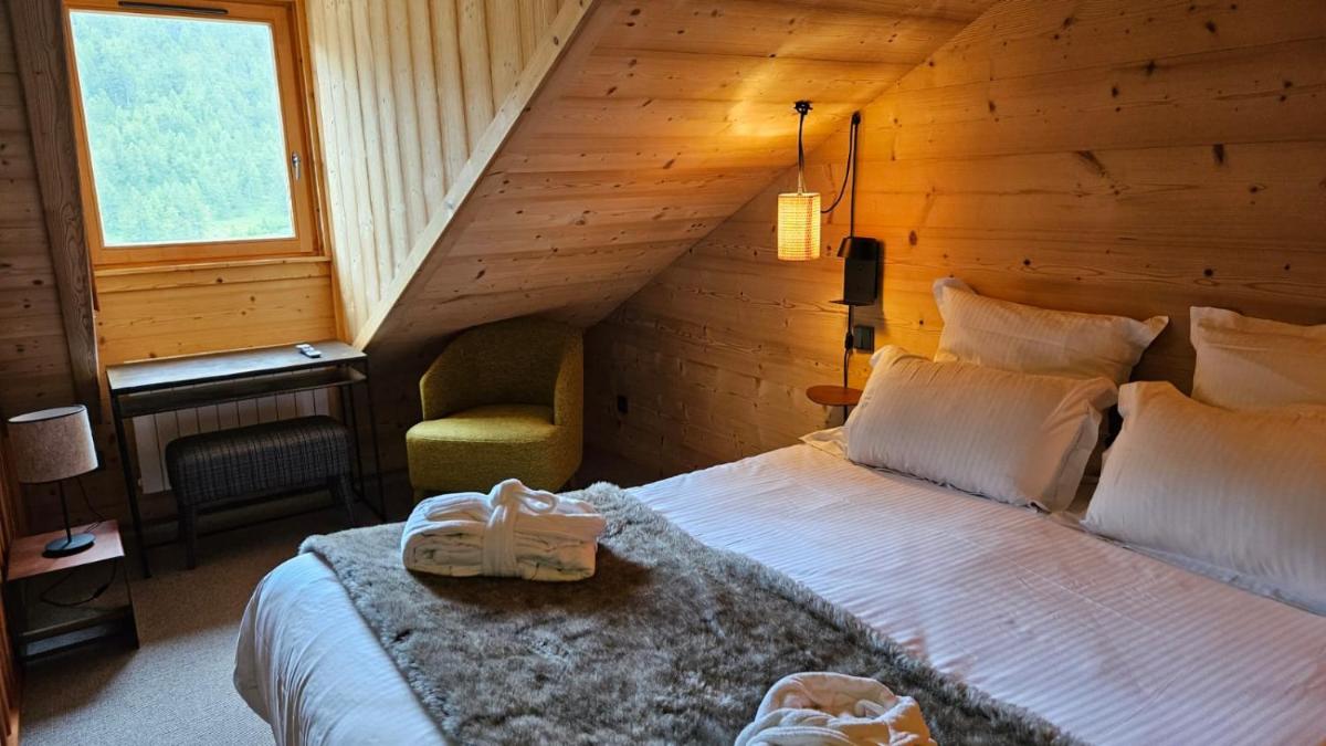 Un ou plusieurs lits dans un hébergement de l'établissement Le Chalet Blanc Hôtel & Spa