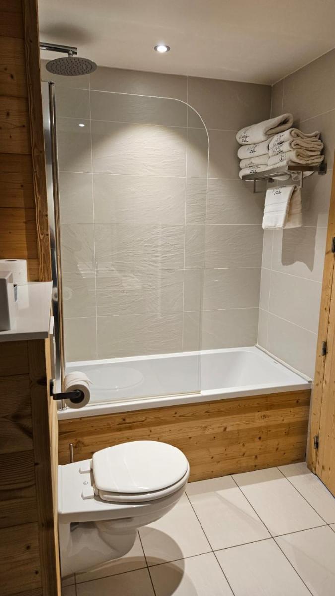 Salle de bains dans l'établissement Le Chalet Blanc Hôtel & Spa