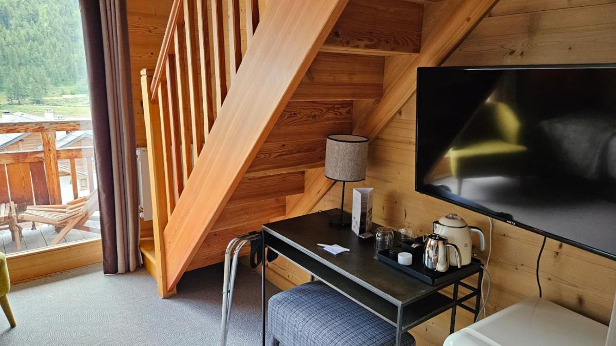 Télévision ou salle de divertissement dans l'établissement Le Chalet Blanc Hôtel & Spa