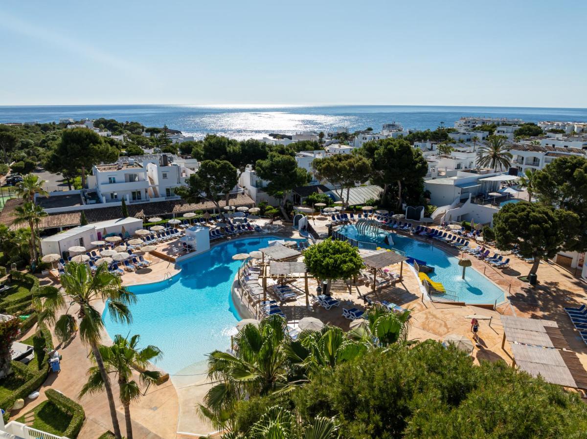 una vista aérea de la piscina del resort en Hotel Club Es Talaial, en Cala d´Or