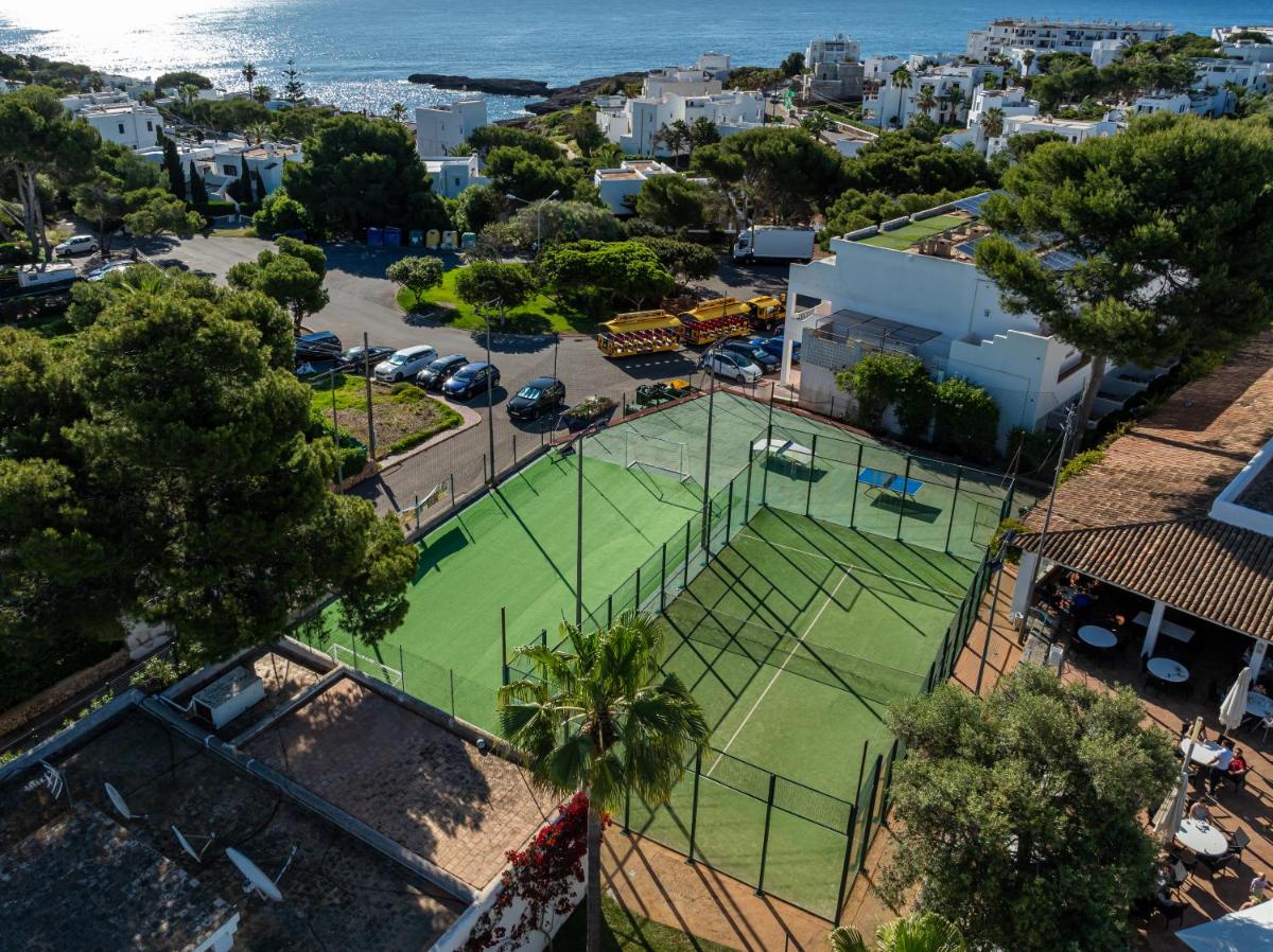 Instalaciones para jugar a tenis o squash en Hotel Club Es Talaial o alrededores