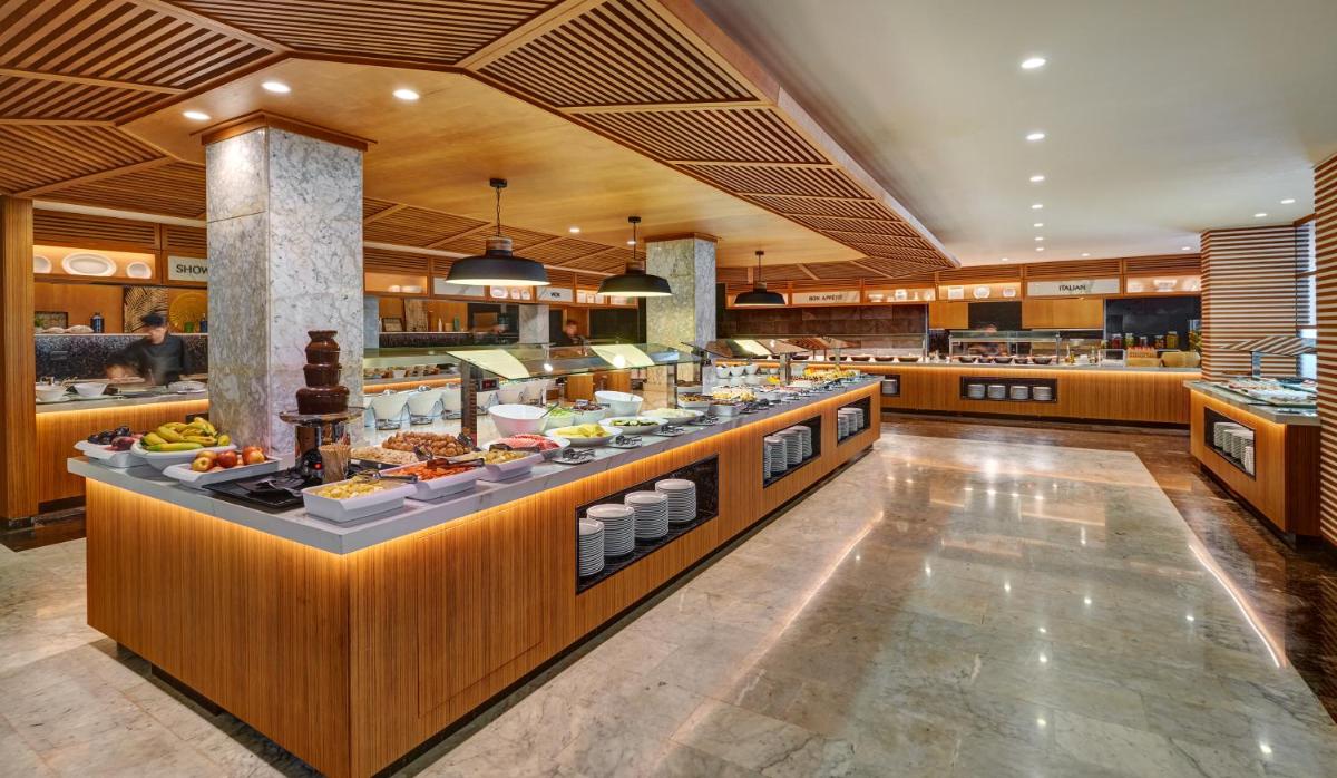 Comida en o cerca de este hotel