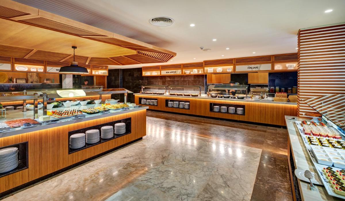 Comida en o cerca de este hotel