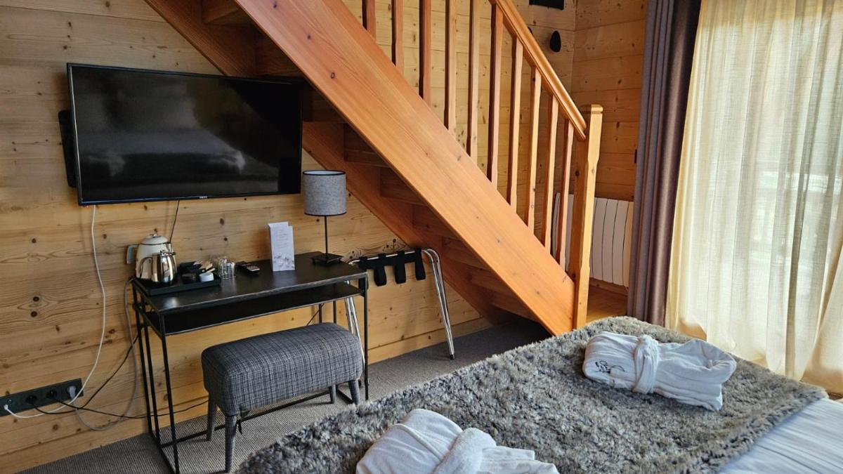 Télévision ou salle de divertissement dans l'établissement Le Chalet Blanc Hôtel & Spa
