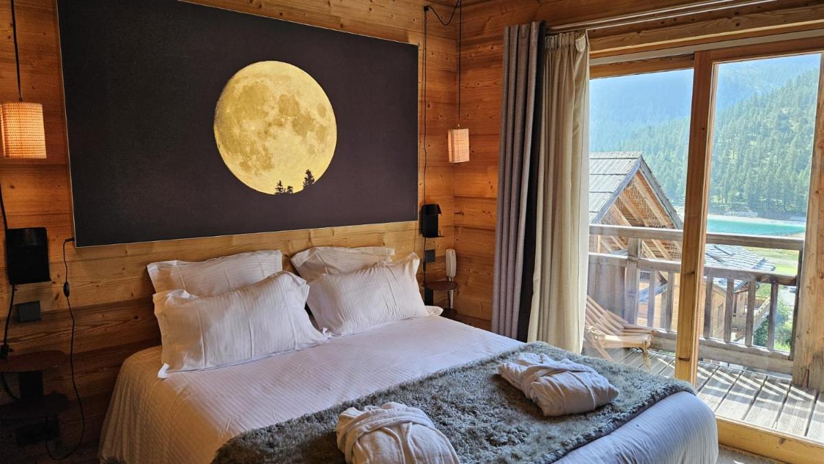 Un ou plusieurs lits dans un hébergement de l'établissement Le Chalet Blanc Hôtel & Spa
