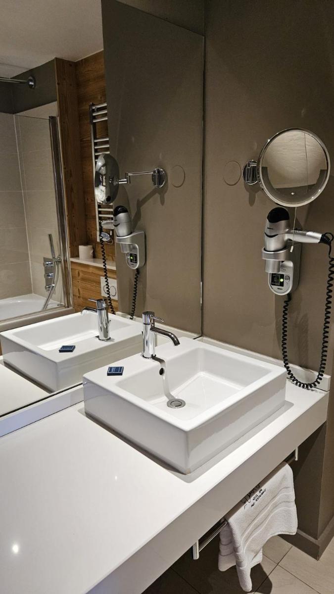 Salle de bains dans l'établissement Le Chalet Blanc Hôtel & Spa