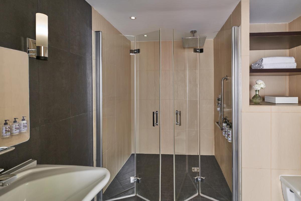Salle de bains dans l'établissement Hôtel Barrière Le Gray d'Albion