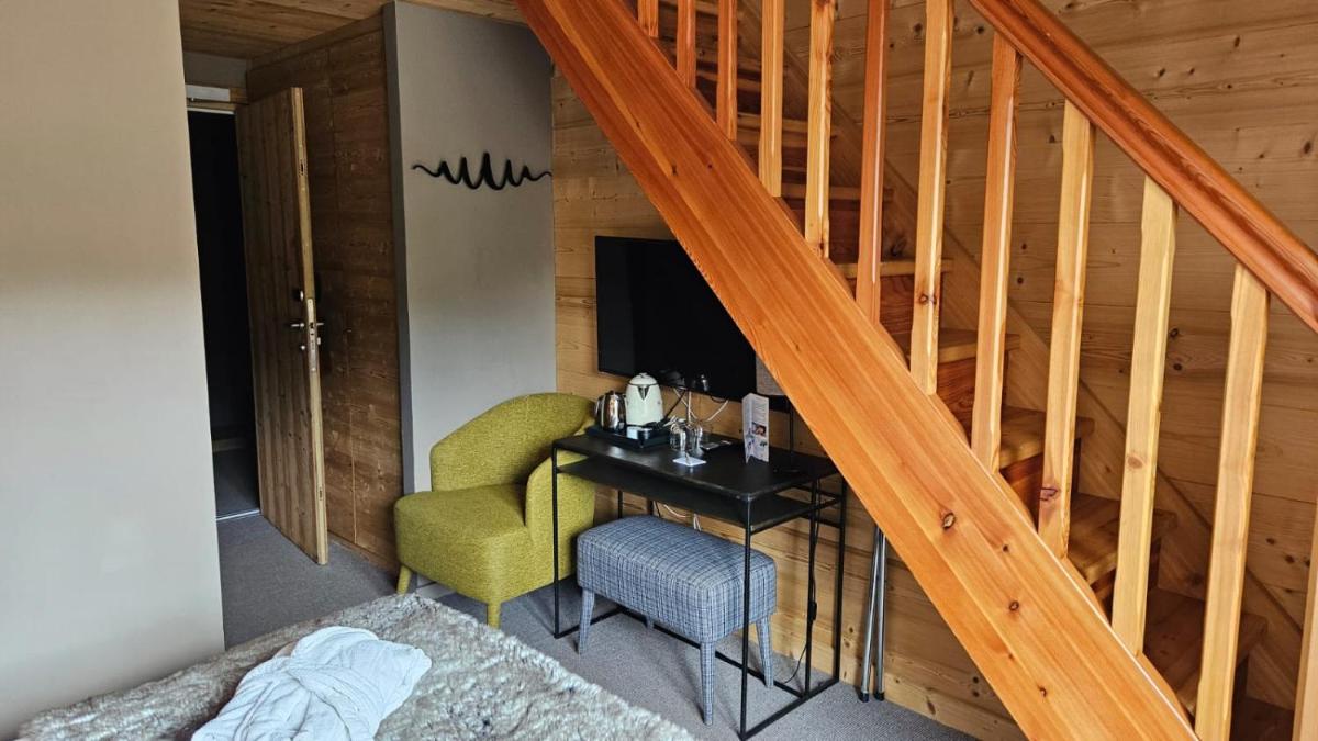 Coin salon dans l'établissement Le Chalet Blanc Hôtel & Spa