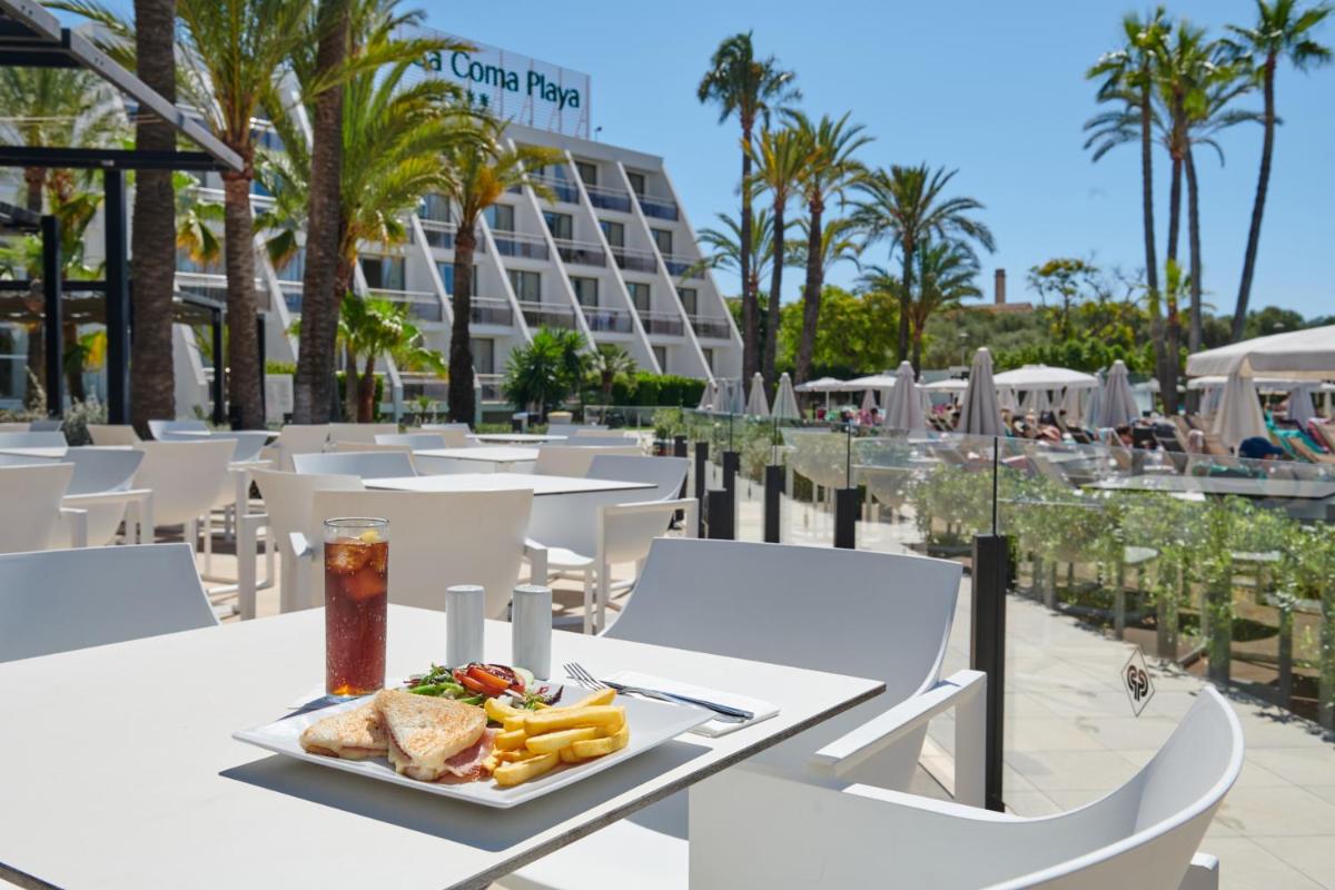 un plato de comida en una mesa en un complejo en Protur Sa Coma Playa Hotel & Spa, en Sa Coma