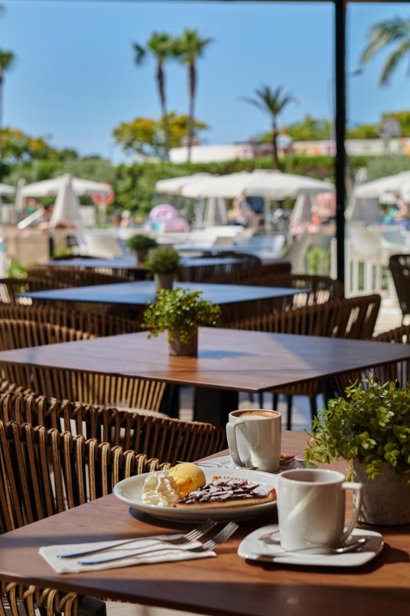 Comida en o cerca de este hotel